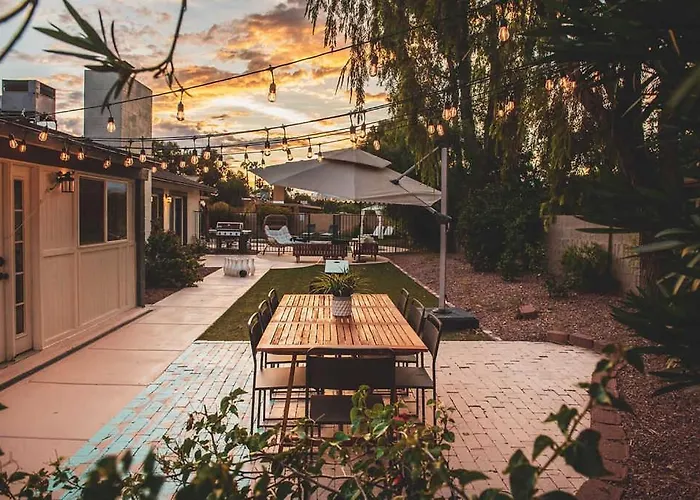 Holiday home Desert Oasis Style Backyard Sleeps 18 Games