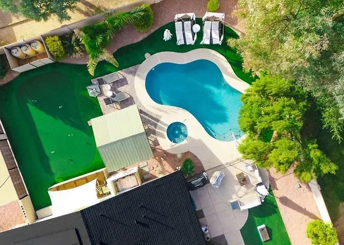 Holiday home Desert Oasis Style Backyard Sleeps 18 Games Phoenix