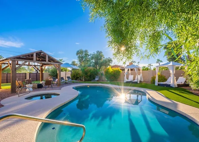 Holiday home Desert Oasis Style Backyard Sleeps 18 Games