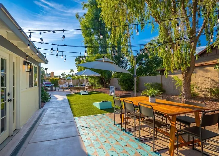 Desert Oasis Style Backyard Sleeps 18 Games Holiday home *