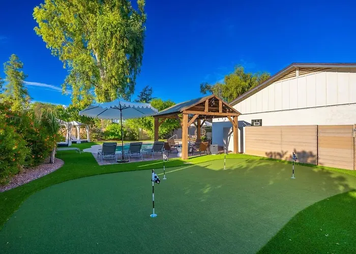 Holiday home Desert Oasis Style Backyard Sleeps 18 Games *