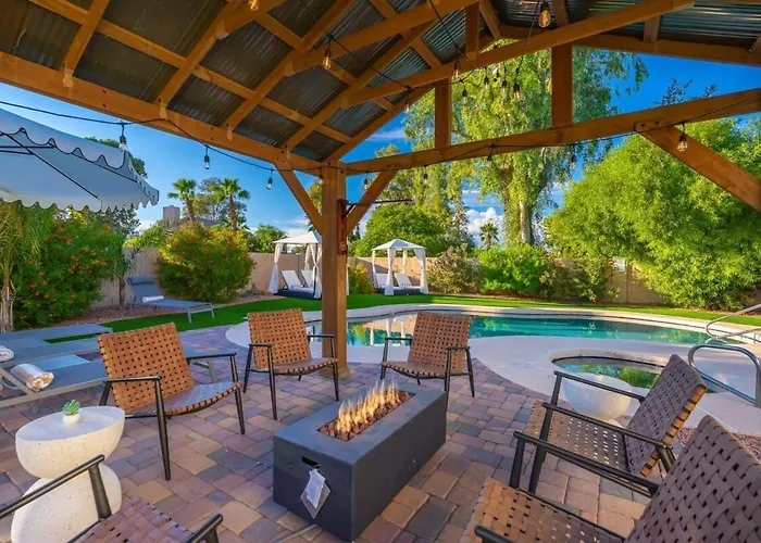 Holiday home Desert Oasis Style Backyard Sleeps 18 Games Phoenix
