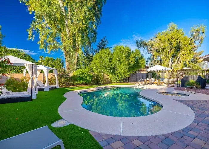 Holiday home Desert Oasis Style Backyard Sleeps 18 Games