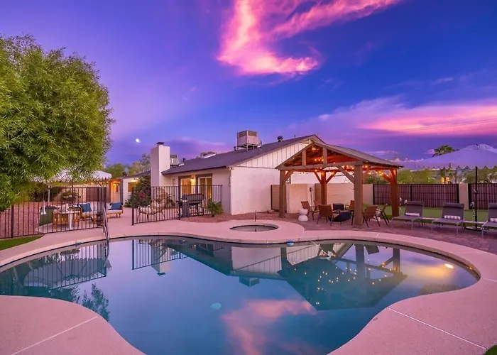 Holiday home Desert Oasis Style Backyard Sleeps 18 Games *
