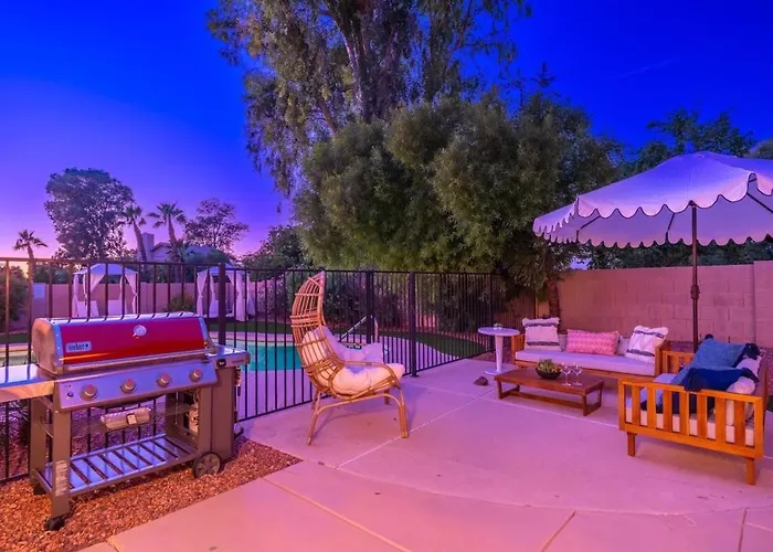 Holiday home Desert Oasis Style Backyard Sleeps 18 Games Phoenix