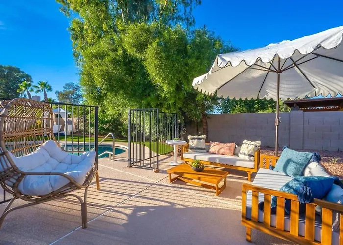 Holiday home Desert Oasis Style Backyard Sleeps 18 Games Phoenix